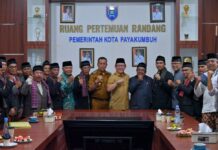 Wali Kota Payakumbuh bersama jajaran pemerintah daerah dan niniak mamak Nagari Koto Nan Ompek serta Koto Nan Gadang berfoto bersama usai penandatanganan akta perjanjian revitalisasi Pasar Blok Barat di Balai Kota Payakumbuh.