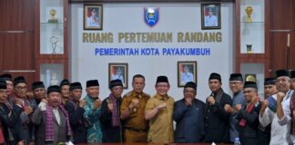 Wali Kota Payakumbuh bersama jajaran pemerintah daerah dan niniak mamak Nagari Koto Nan Ompek serta Koto Nan Gadang berfoto bersama usai penandatanganan akta perjanjian revitalisasi Pasar Blok Barat di Balai Kota Payakumbuh.