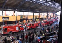 Petugas pemadam kebakaran berjibaku memadamkan api di Pasar Pusat Pertokoan Blok Barat Payakumbuh pascakebakaran.