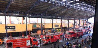 Petugas pemadam kebakaran berjibaku memadamkan api di Pasar Pusat Pertokoan Blok Barat Payakumbuh pascakebakaran.