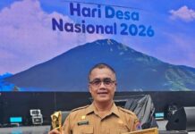 Wali Kota Payakumbuh Raih Upakarya Wanua Nugraha dari Kemendagri Sekretaris Daerah Kota Payakumbuh Rida Ananda memegang piagam dan trofi Anugerah Upakarya Wanua Nugraha di Boyolali.