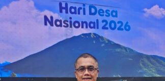 Sekretaris Daerah Kota Payakumbuh Rida Ananda memegang piagam dan trofi Anugerah Upakarya Wanua Nugraha di Boyolali.