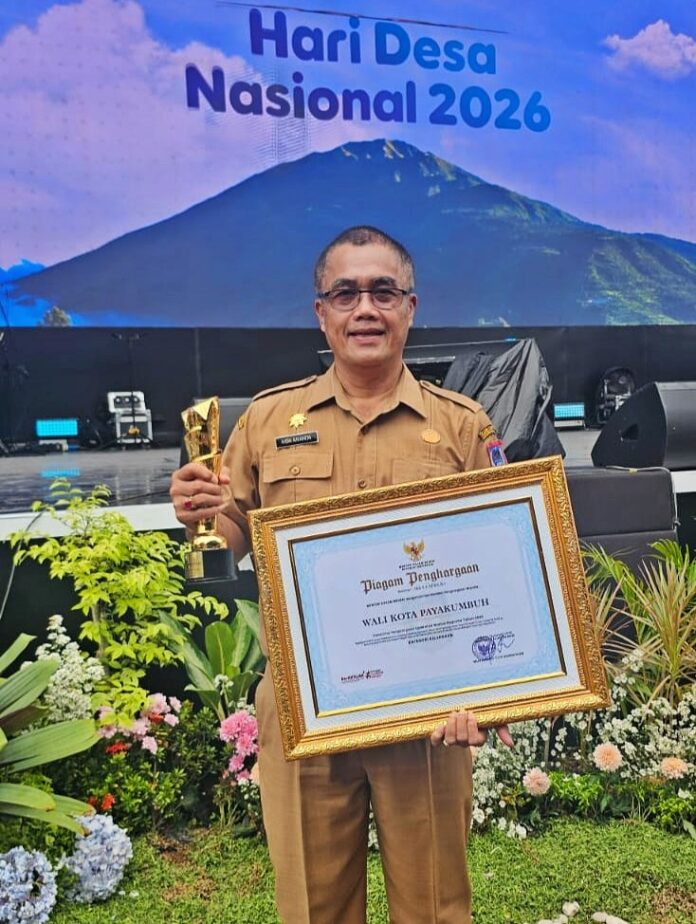 Sekretaris Daerah Kota Payakumbuh Rida Ananda memegang piagam dan trofi Anugerah Upakarya Wanua Nugraha di Boyolali.