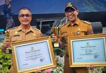 Koto Tangah Raih Kelurahan Terbaik Nasional 2025 Sekretaris Daerah Kota Payakumbuh Rida Ananda dan Lurah Koto Tangah Khalid Zamri memegang piagam penghargaan dan trofi pada ajang Pemdeskel Award Nasional 2025.
