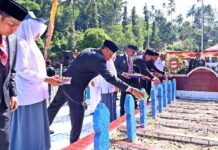 77 Tahun Peristiwa Situjuah, Api Nasionalisme Kembali Dinyalakan Wakil Wali Kota Payakumbuh melakukan prosesi tabur bunga di makam pahlawan pada peringatan Peristiwa Situjuah ke-77.