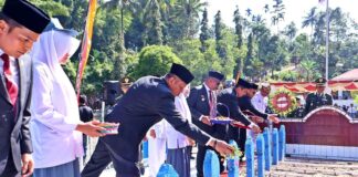 Wakil Wali Kota Payakumbuh melakukan prosesi tabur bunga di makam pahlawan pada peringatan Peristiwa Situjuah ke-77.