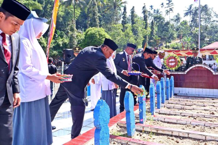 Wakil Wali Kota Payakumbuh melakukan prosesi tabur bunga di makam pahlawan pada peringatan Peristiwa Situjuah ke-77.