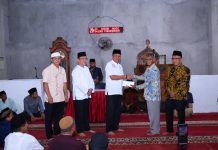 Serahkan Bantuan dan 100 Zak Semen, Zulmaeta Pastikan Dukungan Lanjutan untuk Masjid Muttahidin