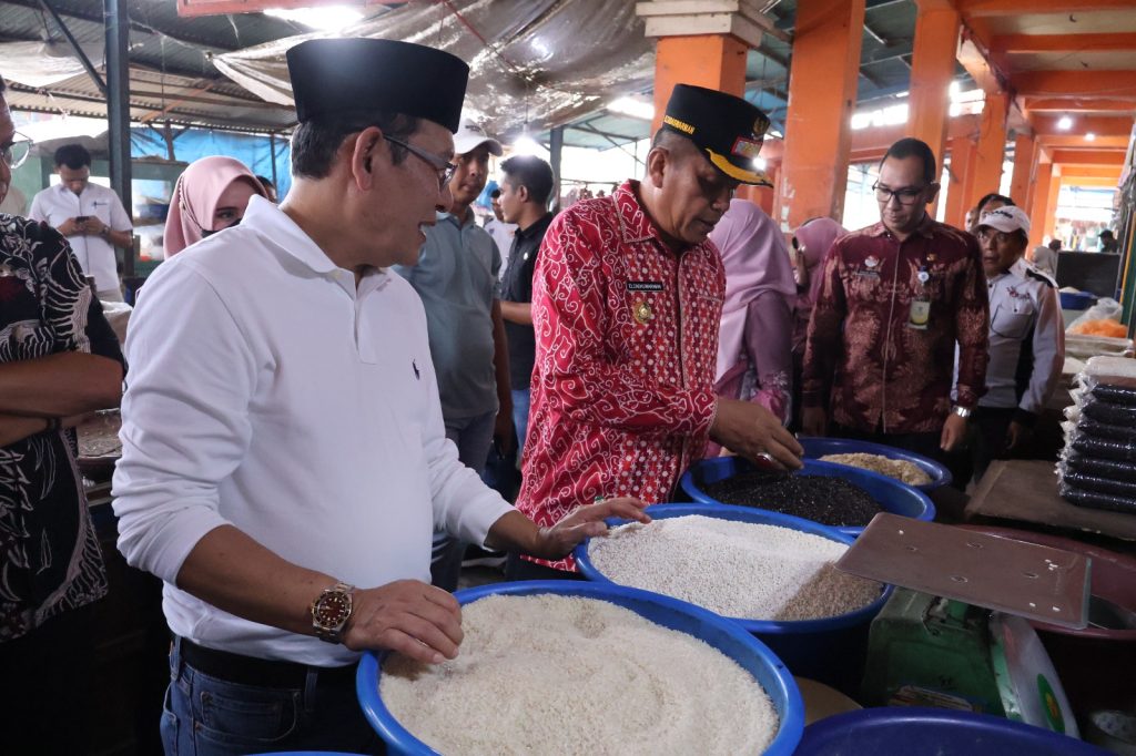 Wali Kota Payakumbuh Zulmaeta bersama Wakil Wali Kota Elzadaswarman meninjau harga saat sidak di Pasar Ibuah menjelang Ramadhan.