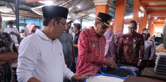 Wali Kota Payakumbuh Zulmaeta bersama Wakil Wali Kota Elzadaswarman meninjau harga saat sidak di Pasar Ibuah menjelang Ramadhan.