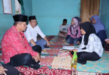 Wali Kota Payakumbuh Zulmaeta bersama Wakil Wali Kota Elzadaswarman menyerahkan bantuan sosial swadaya kepada warga di Kelurahan Koto Panjang Padang, Kecamatan Latina.