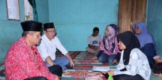 Wali Kota Payakumbuh Zulmaeta bersama Wakil Wali Kota Elzadaswarman menyerahkan bantuan sosial swadaya kepada warga di Kelurahan Koto Panjang Padang, Kecamatan Latina.