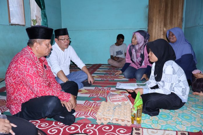 Wali Kota Payakumbuh Zulmaeta bersama Wakil Wali Kota Elzadaswarman menyerahkan bantuan sosial swadaya kepada warga di Kelurahan Koto Panjang Padang, Kecamatan Latina.