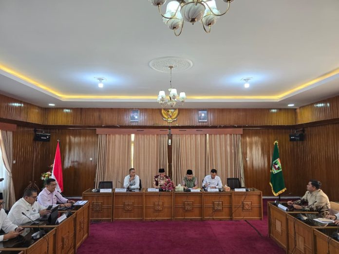 Wali Kota Payakumbuh Zulmaeta mengikuti rapat koordinasi persiapan angkutan Lebaran bersama kepala daerah se-Sumbar di Istana Bung Hatta, Bukittinggi.