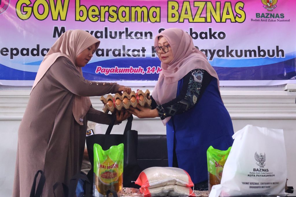 Pengurus GOW Kota Payakumbuh menyerahkan bantuan sembako kepada masyarakat dalam kegiatan sosial bersama BAZNAS saat Ramadan.