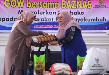 Semangat Berbagi Ramadan, GOW dan BAZNAS Payakumbuh Salurkan Sembako Pengurus GOW Kota Payakumbuh menyerahkan bantuan sembako kepada masyarakat dalam kegiatan sosial bersama BAZNAS saat Ramadan.