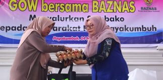 Pengurus GOW Kota Payakumbuh menyerahkan bantuan sembako kepada masyarakat dalam kegiatan sosial bersama BAZNAS saat Ramadan.