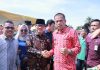 Payakumbuh Siap Jadi Lilin Kemajuan, Wawako Elzadaswarman Sambut Visi Mendes PDT Wakil Wali Kota Payakumbuh Elzadaswarman berjabat tangan dengan Menteri Desa PDT Yandri Susanto saat kunjungan kerja di Desa Cubadak Aia Utara, Pariaman, Sabtu 4 April 2026.