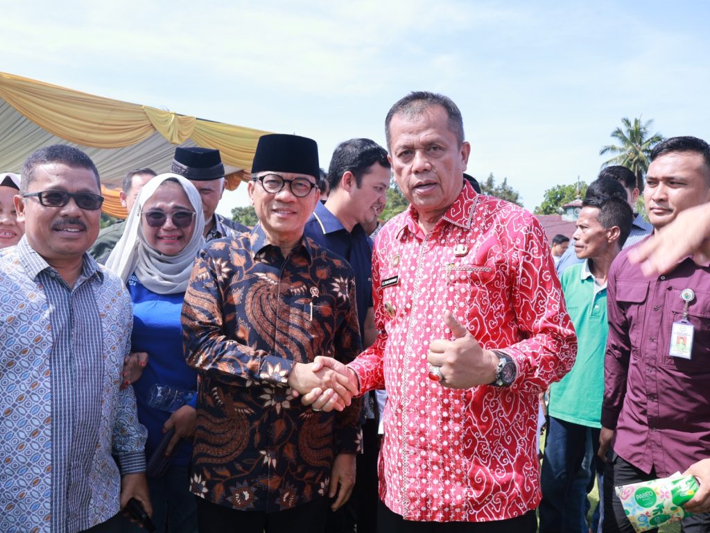 Wakil Wali Kota Payakumbuh Elzadaswarman berjabat tangan dengan Menteri Desa PDT Yandri Susanto saat kunjungan kerja di Desa Cubadak Aia Utara, Pariaman, Sabtu 4 April 2026.
