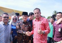 Payakumbuh Siap Jadi Lilin Kemajuan, Wawako Elzadaswarman Sambut Visi Mendes PDT Wakil Wali Kota Payakumbuh Elzadaswarman berjabat tangan dengan Menteri Desa PDT Yandri Susanto saat kunjungan kerja di Desa Cubadak Aia Utara, Pariaman, Sabtu 4 April 2026.