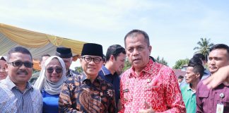 Wakil Wali Kota Payakumbuh Elzadaswarman berjabat tangan dengan Menteri Desa PDT Yandri Susanto saat kunjungan kerja di Desa Cubadak Aia Utara, Pariaman, Sabtu 4 April 2026.