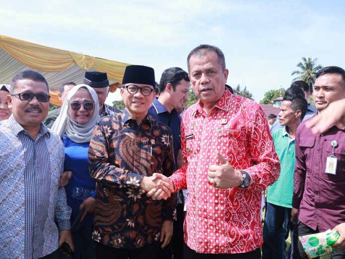 Wawako Payakumbuh Elzadaswarman Sambut Hangat Mendes PDT Yandri Susanto di Kunker Pariaman Wakil Wali Kota Payakumbuh Elzadaswarman berjabat tangan dengan Menteri Desa PDT Yandri Susanto saat kunjungan kerja di Desa Cubadak Aia Utara, Pariaman, Sabtu 4 April 2026.