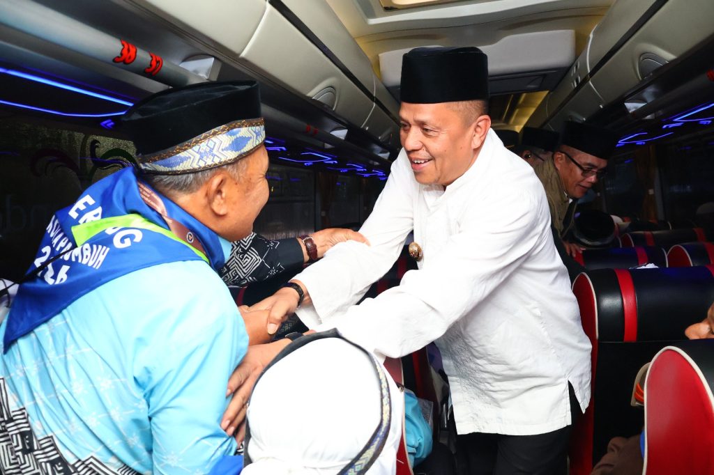 Wakil Wali Kota Payakumbuh Elzadaswarman bersalaman dengan jemaah calon haji di dalam bus keberangkatan menuju Asrama Haji Padang, Kamis 7 Mei 2026 dini hari.