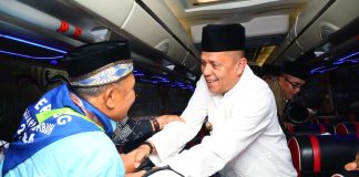 Wakil Wali Kota Payakumbuh Elzadaswarman bersalaman dengan jemaah calon haji di dalam bus keberangkatan menuju Asrama Haji Padang, Kamis 7 Mei 2026 dini hari.