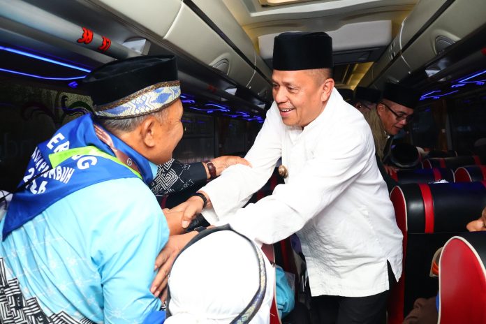 Wakil Wali Kota Payakumbuh Elzadaswarman bersalaman dengan jemaah calon haji di dalam bus keberangkatan menuju Asrama Haji Padang, Kamis 7 Mei 2026 dini hari.