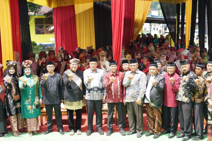 Wakil Wali Kota Payakumbuh Elzadaswarman menghadiri kegiatan Mambangkik Tradisi Adat Salingka Nagari yang mengangkat tradisi Mauluan Bogheh di Balai Adat Nagari Aua Kuniang.